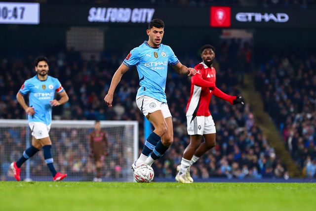 Matheus Nunes em ação no Manchester City-Salford City