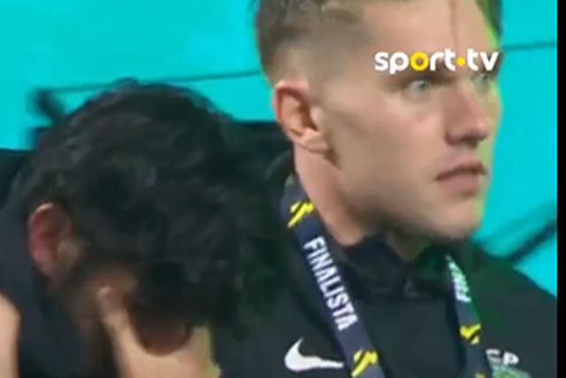 Sporting: Trincão inconsolável depois de ir receber a medalha de finalista