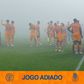 Jogadores do FC Porto envoltos num manto de nevoeiro que impossibilitou a realização do Nacional-FC Porto, jogo que será retomado nesta tarde de domingo