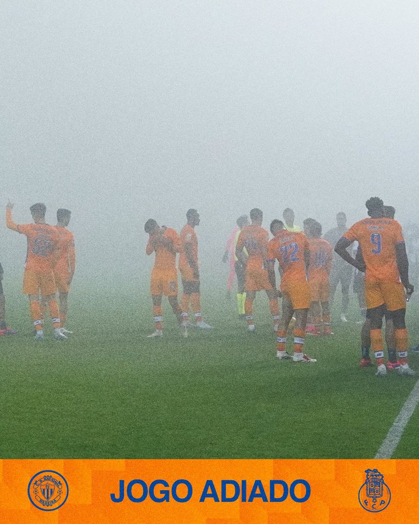 Jogadores do FC Porto envoltos num manto de nevoeiro que impossibilitou a realização do Nacional-FC Porto, jogo que será retomado nesta tarde de domingo