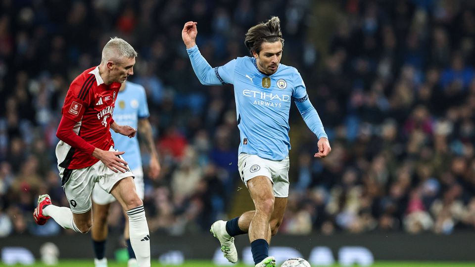 Jack Grealish em ação frente ao Salford City