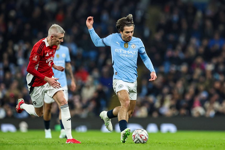 Jack Grealish em ação frente ao Salford City