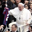 Papa Francisco, na Praça de São Pedro, em Roma, segura, visivelmente feliz, uma camisola do San Lorenzo de Almagro, o clube de coração
