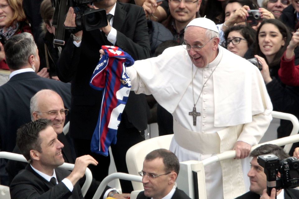 Papa Francisco, na Praça de São Pedro, em Roma, segura, visivelmente feliz, uma camisola do San Lorenzo de Almagro, o clube de coração