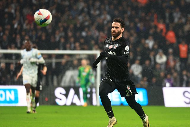 Rafa Silva corre atrás da bola num jogo pelo Besiktas