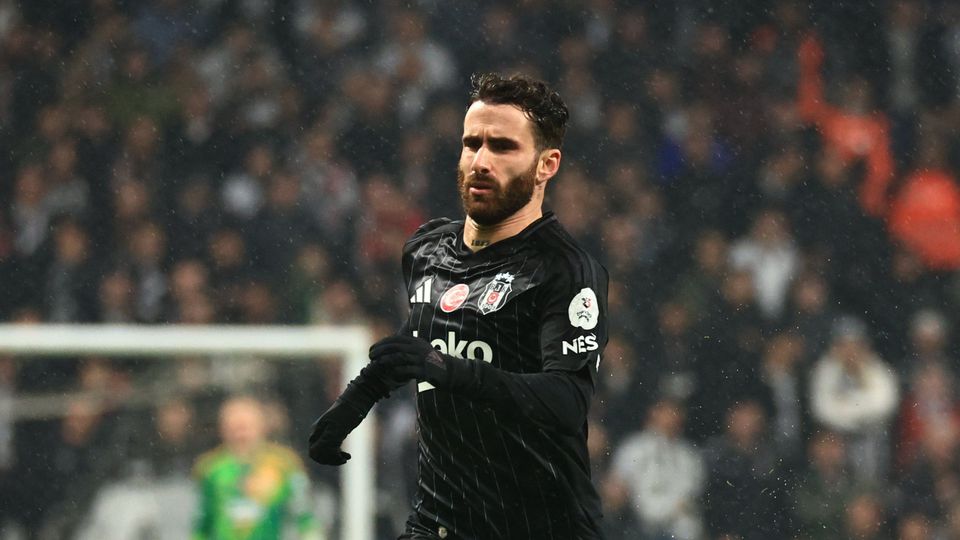 Rafa Silva corre atrás da bola num jogo pelo Besiktas