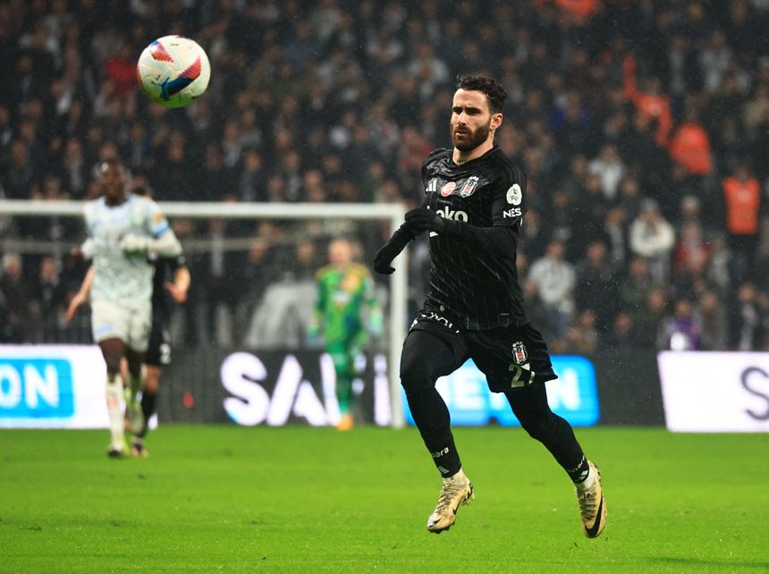 Rafa Silva corre atrás da bola num jogo pelo Besiktas