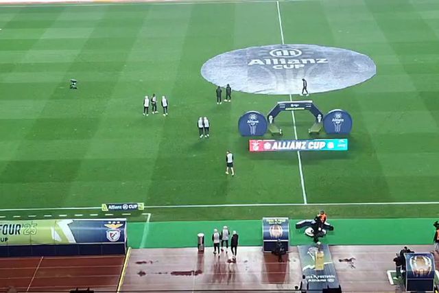 Jogadores do Benfica no relvado do Dr. Magalhães Pessoa