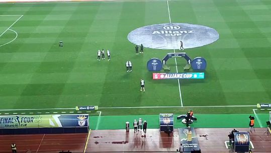 Jogadores do Benfica no relvado do Dr. Magalhães Pessoa