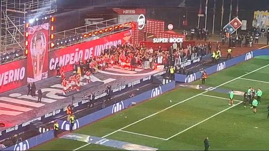 VÍDEO: Benfica levanta a taça e faz a festa