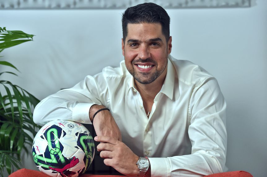 António Oliveira na redação de A BOLA para uma entrevista, conduzida pela jornalista Irene Palma -  Foto: Miguel Nunes