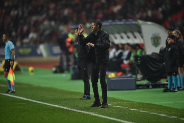 Bruno Lage, treinador do Benfica, dá instruções para dentro de campo