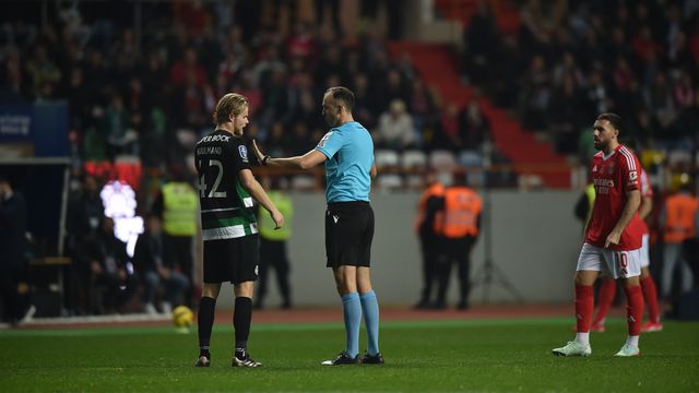 João Pinheiro, árbitro da final da Taça da Liga, conversa com Hjulmand, capitão do Sporting, perante o olhar atento de Otamendi, capitão do Benfica (foto: Miguel Nunes)