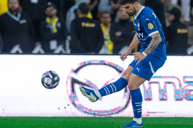 Al Hilal goleia com penálti de Rúben Neves e bis de ex-Benfica e é líder à condição