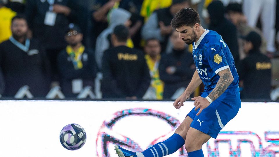 Al Hilal goleia com penálti de Rúben Neves e bis de ex-Benfica e é líder à condição