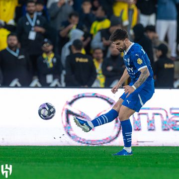 Al Hilal goleia com penálti de Rúben Neves e bis de ex-Benfica e é líder à condição