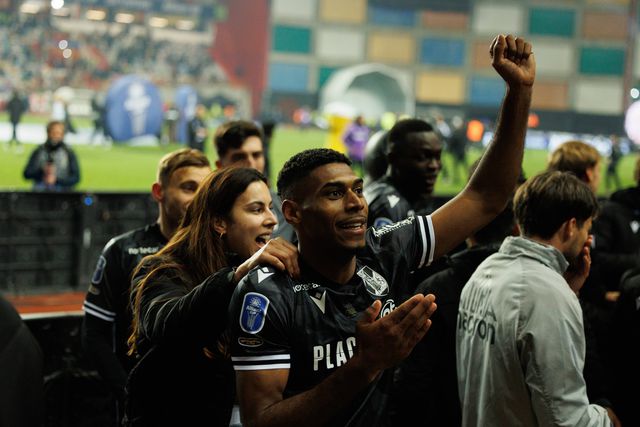 Gustavo Silva nas celebrações do título vitoriano