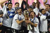 Jogadores do Vitória de Guimarães erguem Taça da Liga, capitaneados por Nélson Oliveira e Samu - Foto: Paulo Novais / Lusa
