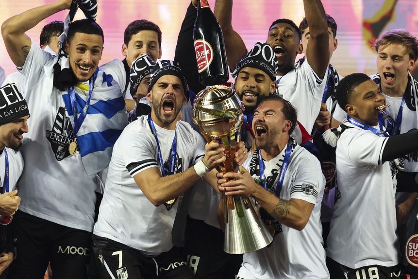 Jogadores do Vitória de Guimarães erguem Taça da Liga, capitaneados por Nélson Oliveira e Samu - Foto: Paulo Novais / Lusa
