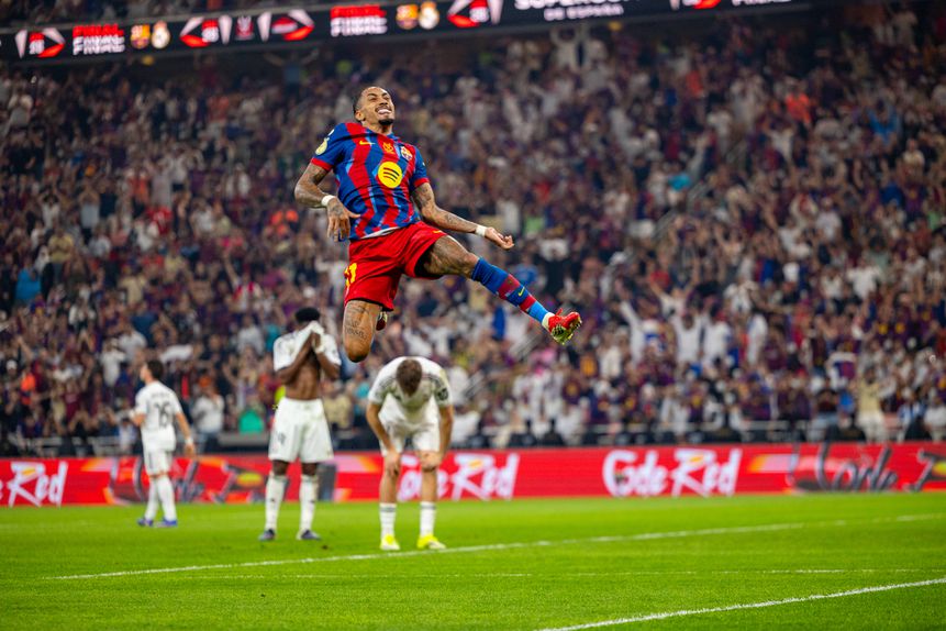 Raphinha marcou dois golos e foi a figura da final da supertaça de Espanha - FOTO IMAGO