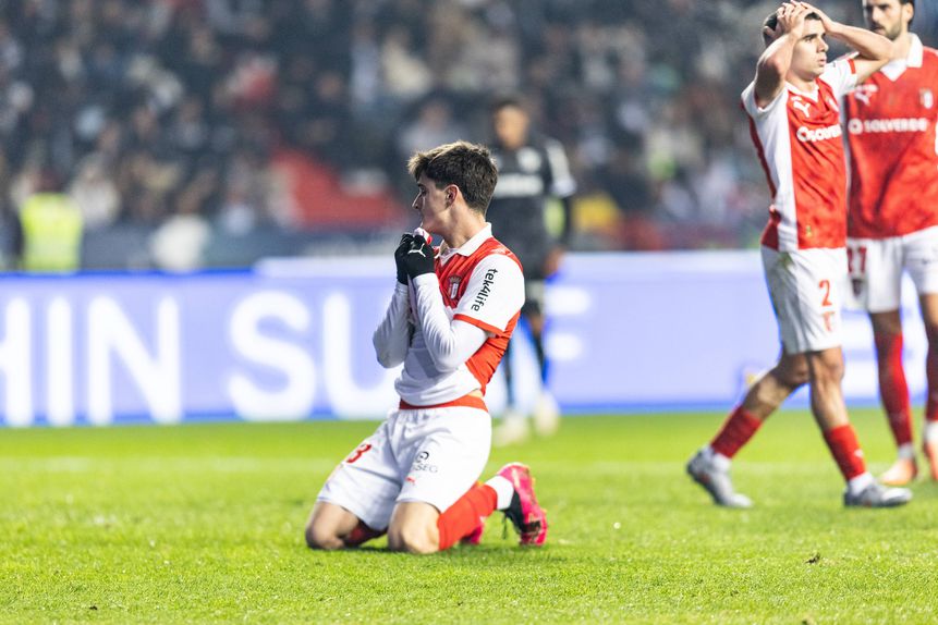 Desalento estampado no rosto dos jogadores dos bracarenses após o desaire com os vimaranenses