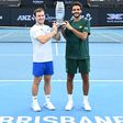 Lucas Miedler e Francisco Cabral erguem o troféu de vencedores do torneio de Brisbane - Foto: ATP