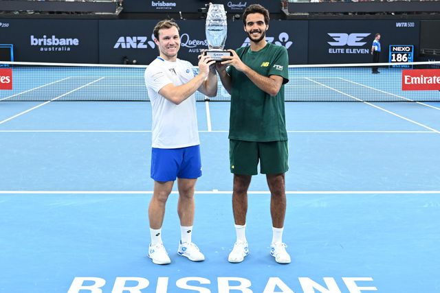 Lucas Miedler e Francisco Cabral erguem o troféu de vencedores do torneio de Brisbane - Foto: ATP