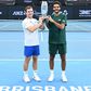 Lucas Miedler e Francisco Cabral erguem o troféu de vencedores do torneio de Brisbane - Foto: ATP