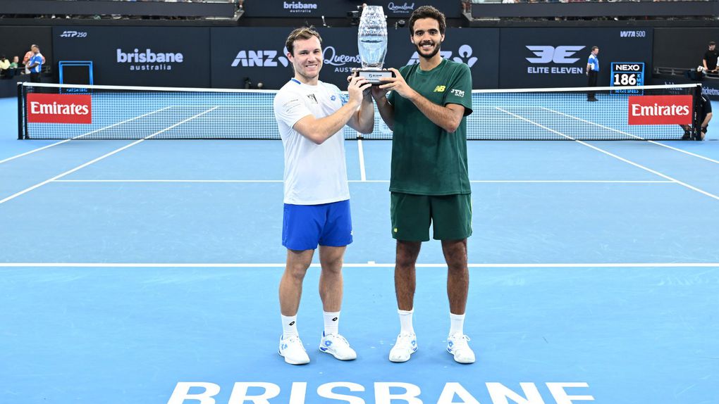 Lucas Miedler e Francisco Cabral erguem o troféu de vencedores do torneio de Brisbane - Foto: ATP