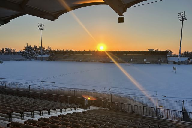 Quando o tapete verde fica branco: fim de semana de neve cria 'novos' estádios (fotos)