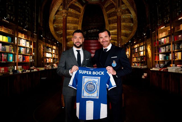 Farioli e André Villas-Boas na renovação do treinador, em plena Livraria Lello - Foto: FC PORTO