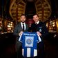 Farioli e André Villas-Boas na renovação do treinador, em plena Livraria Lello - Foto: FC PORTO