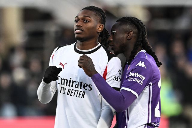 Rafael Leão em conversa com Moise Kean