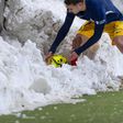 Quando o tapete verde fica branco: fim de semana de neve cria 'novos' estádios (fotos)