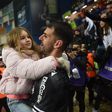 Nélson Oliveira festeja com a filha a conquista da Taça da Liga - Foto: MIGUEL NUNES