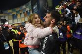 Nélson Oliveira festeja com a filha a conquista da Taça da Liga - Foto: MIGUEL NUNES
