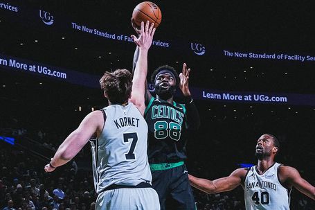 Neemias Queta frente aos San Antonio Spurs - Foto: X/Boston Celtics