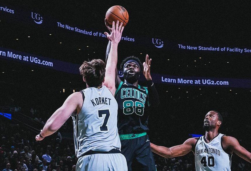 Neemias Queta frente aos San Antonio Spurs - Foto: X/Boston Celtics