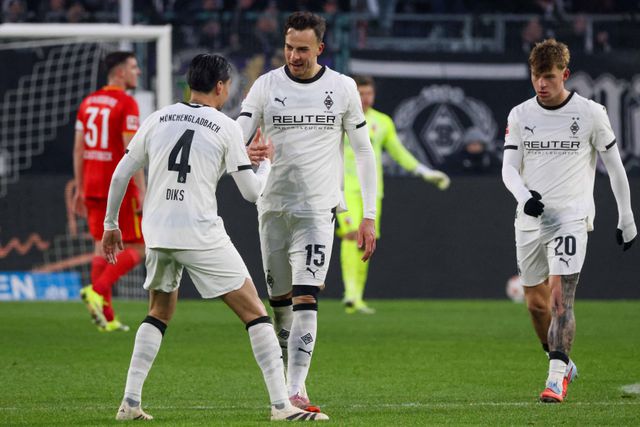 Haris Tabakovic festeja golo pelo Borussia Monchengladbach ao Augsburgo