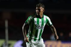 Gabriel Veron, avançado brasileiro do FC Porto, vai ser cedido ao Nacional