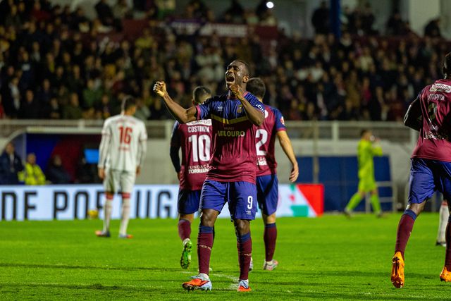 Camisola 9 bisou e foi absolutamente decisivo para que o Torreense levasse de vencida a UD Leiria rumo às meias-finais da prova rainha