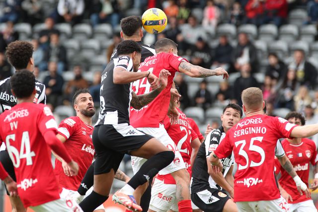 Luta, garra e golos, no Nacional-Santa Clara. -Foto: HOMEM DE GOUVEIA/LUSA