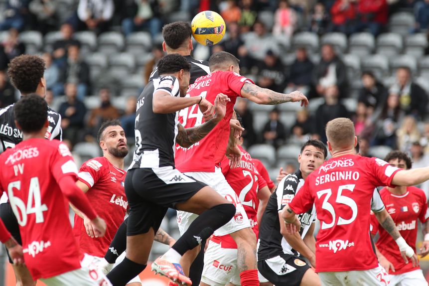 Luta, garra e golos, no Nacional-Santa Clara. -Foto: HOMEM DE GOUVEIA/LUSA