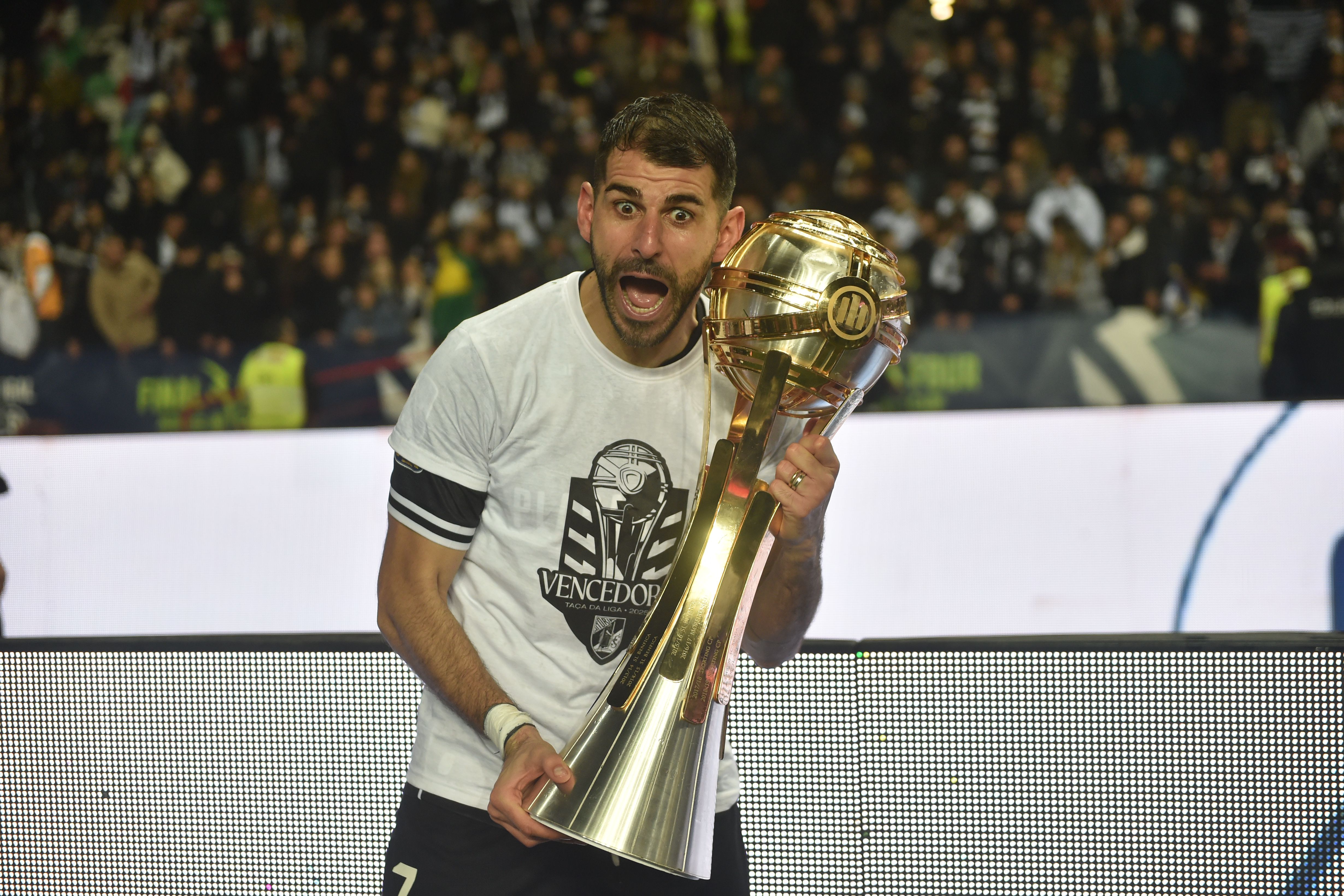 Nélson Oliveira, capitão, com o troféu. Foto Miguel Nunes