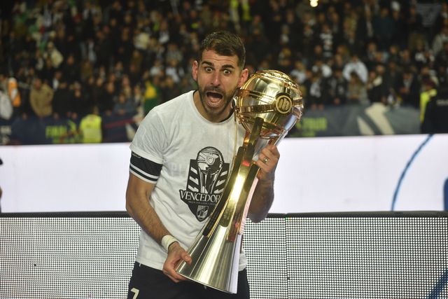 Nélson Oliveira, capitão, com o troféu. Foto Miguel Nunes