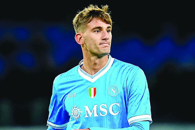 Lorenzo Lucca, 25 anos, avançado, 2,01 metros, custou €35 milhões ao Nápoles — Foto: IMAGO