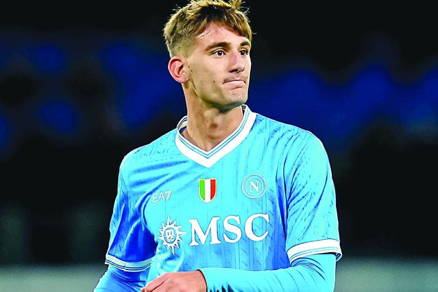 Lorenzo Lucca, 25 anos, avançado, 2,01 metros, custou €35 milhões ao Nápoles — Foto: IMAGO