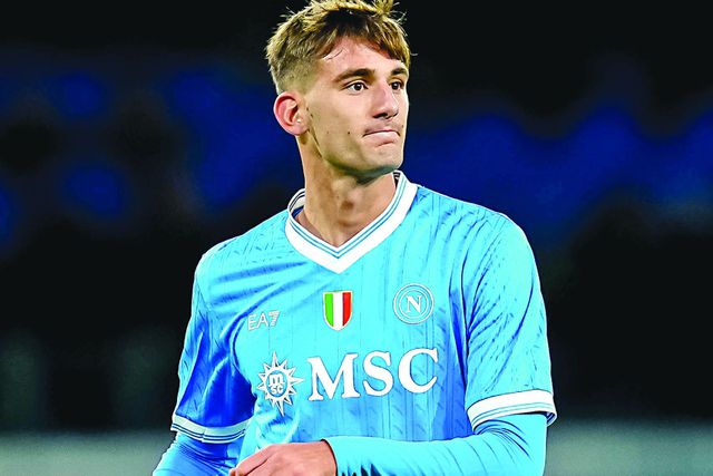 Lorenzo Lucca, 25 anos, avançado, 2,01 metros, custou €35 milhões ao Nápoles — Foto: IMAGO