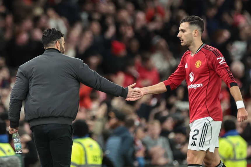 Cumprimento entre Ruben Amorim e Diogo Dalot