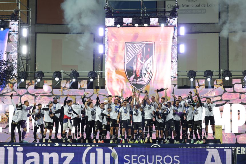Vitorianos ergueram, este sábado, a sua primeira Taça da Liga e o terceiro título nacional